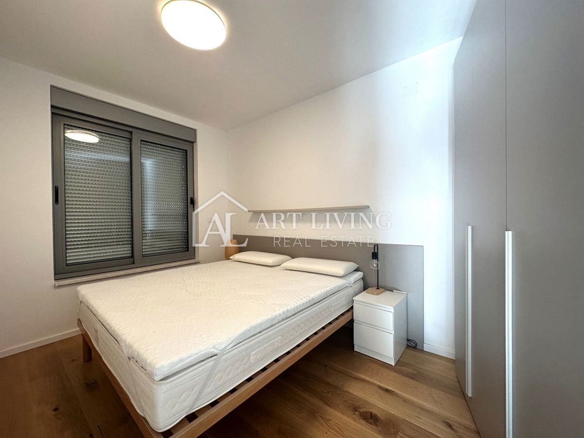 Umag, okolica – moderno enosobno stanovanje v pritličju z velikim vrtom in dvema parkirnima mestoma