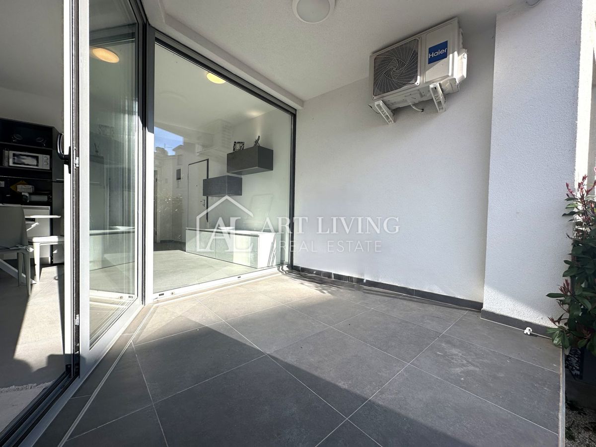 Umag, okolica – moderno enosobno stanovanje v pritličju z velikim vrtom in dvema parkirnima mestoma