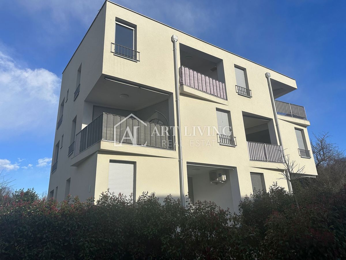 Umag, okolica – moderno enosobno stanovanje v pritličju z velikim vrtom in dvema parkirnima mestoma