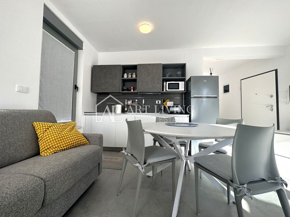 Umag, okolica – moderno enosobno stanovanje v pritličju z velikim vrtom in dvema parkirnima mestoma