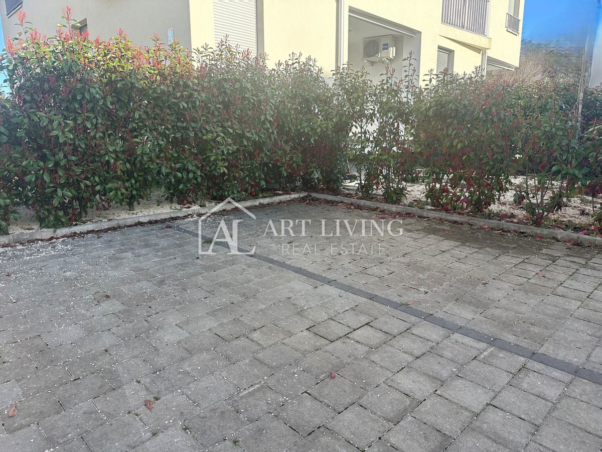 Umag, okolica – moderno enosobno stanovanje v pritličju z velikim vrtom in dvema parkirnima mestoma