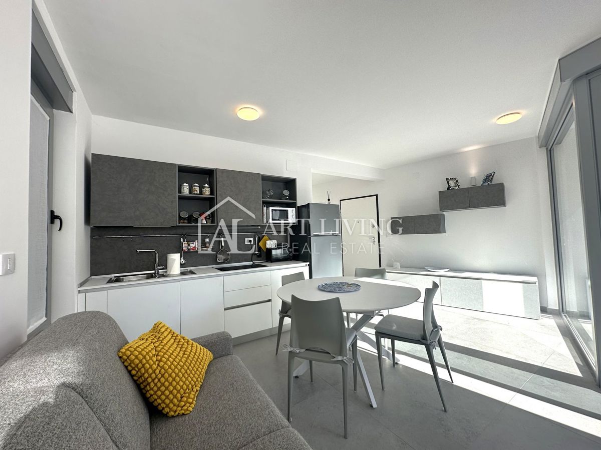 Umag, okolica – moderno enosobno stanovanje v pritličju z velikim vrtom in dvema parkirnima mestoma