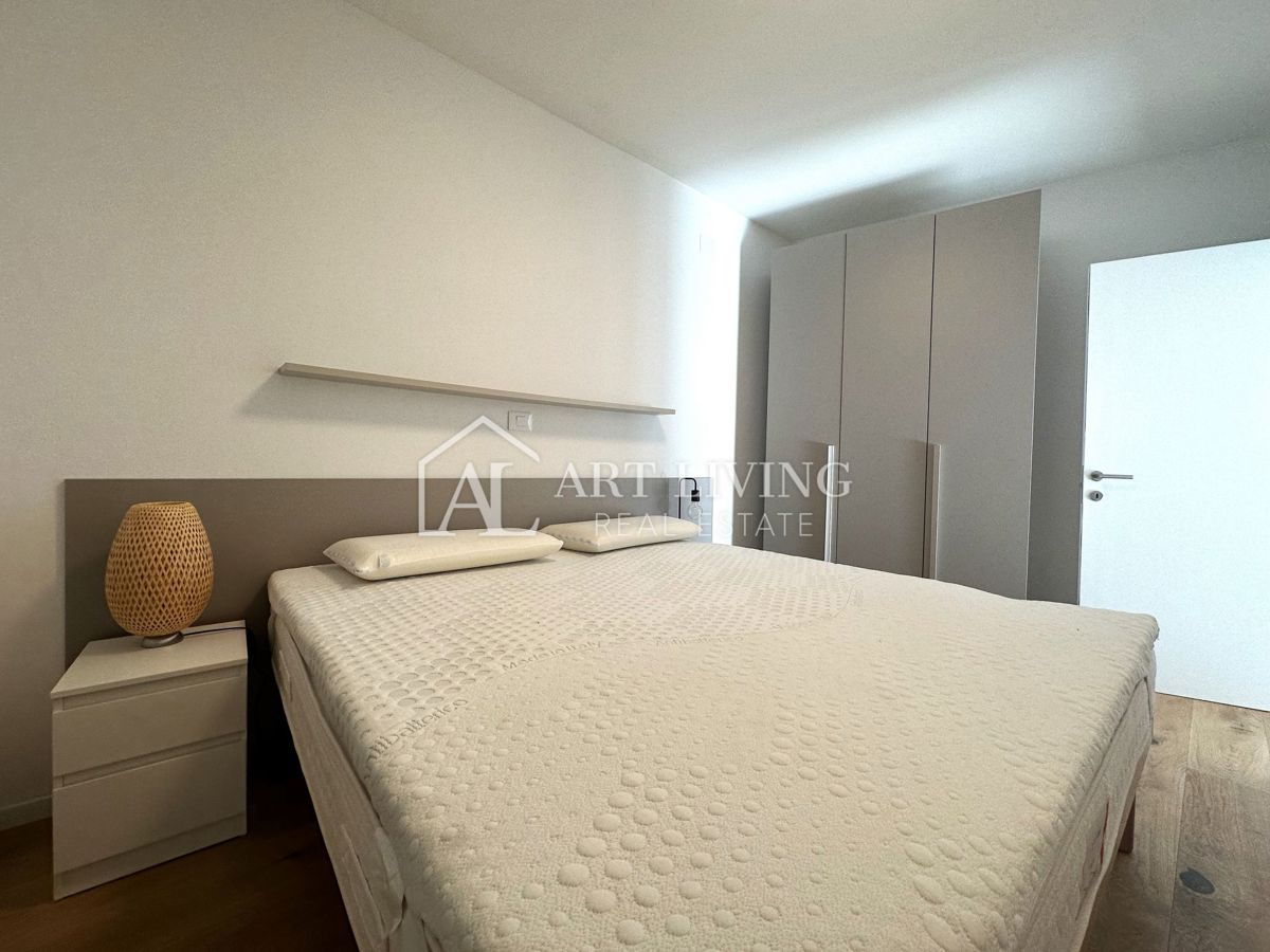 Umag, okolica – moderno enosobno stanovanje v pritličju z velikim vrtom in dvema parkirnima mestoma