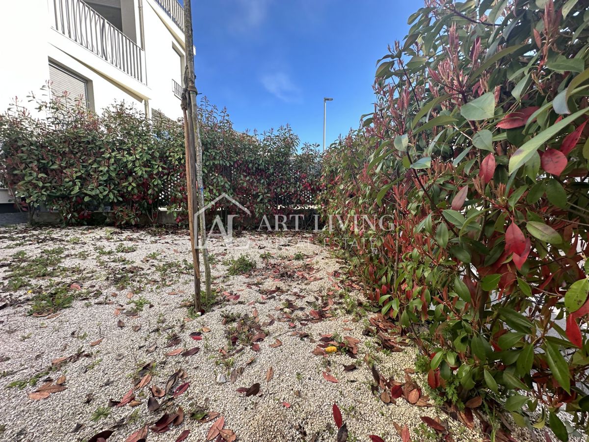 Umag, okolica – moderno enosobno stanovanje v pritličju z velikim vrtom in dvema parkirnima mestoma