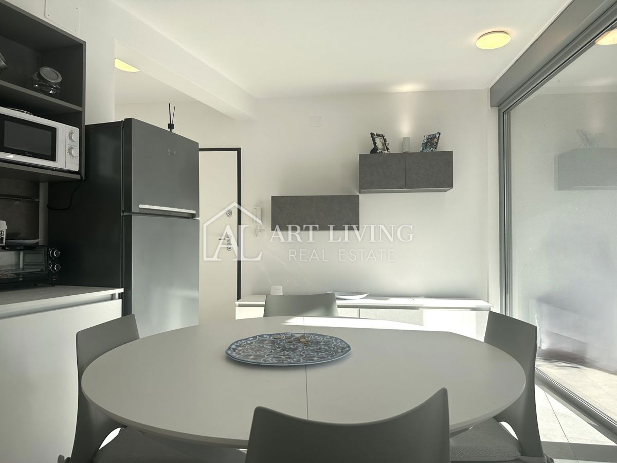 Umag, okolica – moderno enosobno stanovanje v pritličju z velikim vrtom in dvema parkirnima mestoma