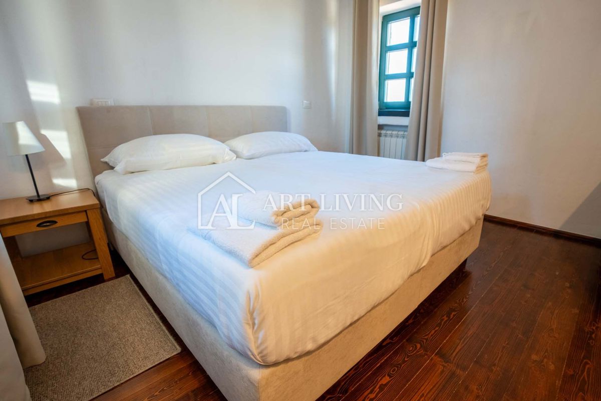 Poreč, okolica - razkošna rustikalna vila z bazenom