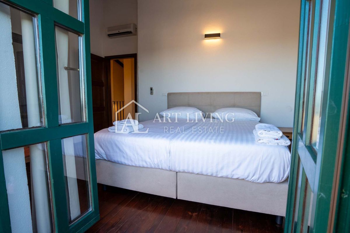 Poreč, okolica - razkošna rustikalna vila z bazenom