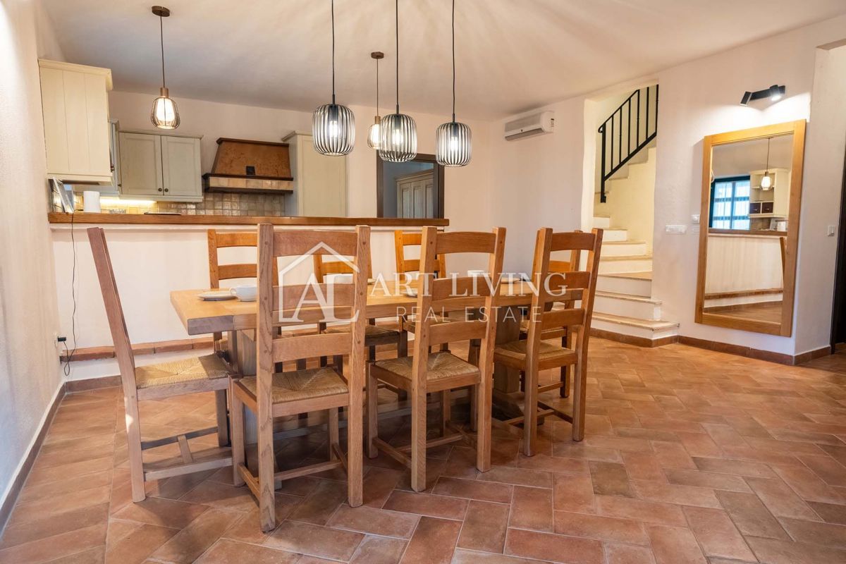 Poreč, okolica - razkošna rustikalna vila z bazenom