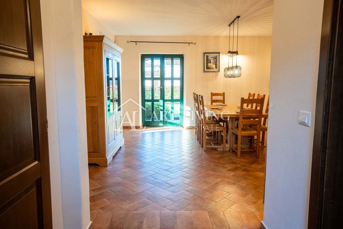 Poreč, okolica - razkošna rustikalna vila z bazenom