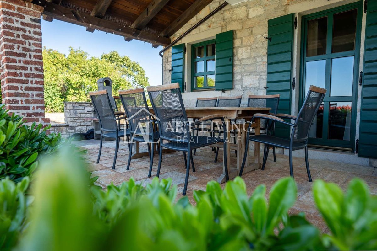 Poreč, okolica - razkošna rustikalna vila z bazenom