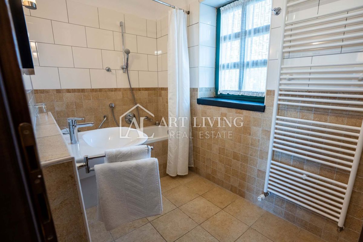 Poreč, okolica - razkošna rustikalna vila z bazenom