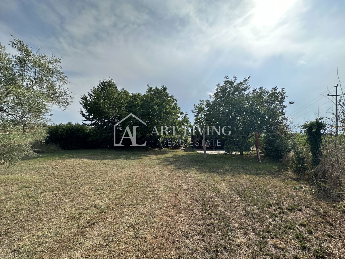 Umag, okolica – Hiša za prenovo z veliko parcelo velikosti 2000 m²