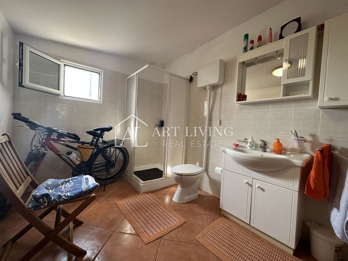 Umag, okolica – Hiša za prenovo z veliko parcelo velikosti 2000 m²