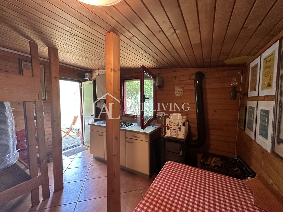 Umag, okolica – Hiša za prenovo z veliko parcelo velikosti 2000 m²