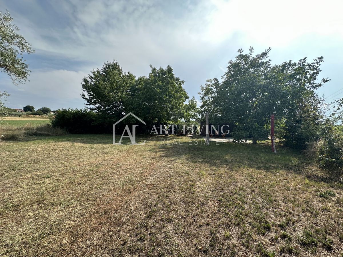 Umag, okolica – Hiša za prenovo z veliko parcelo velikosti 2000 m²