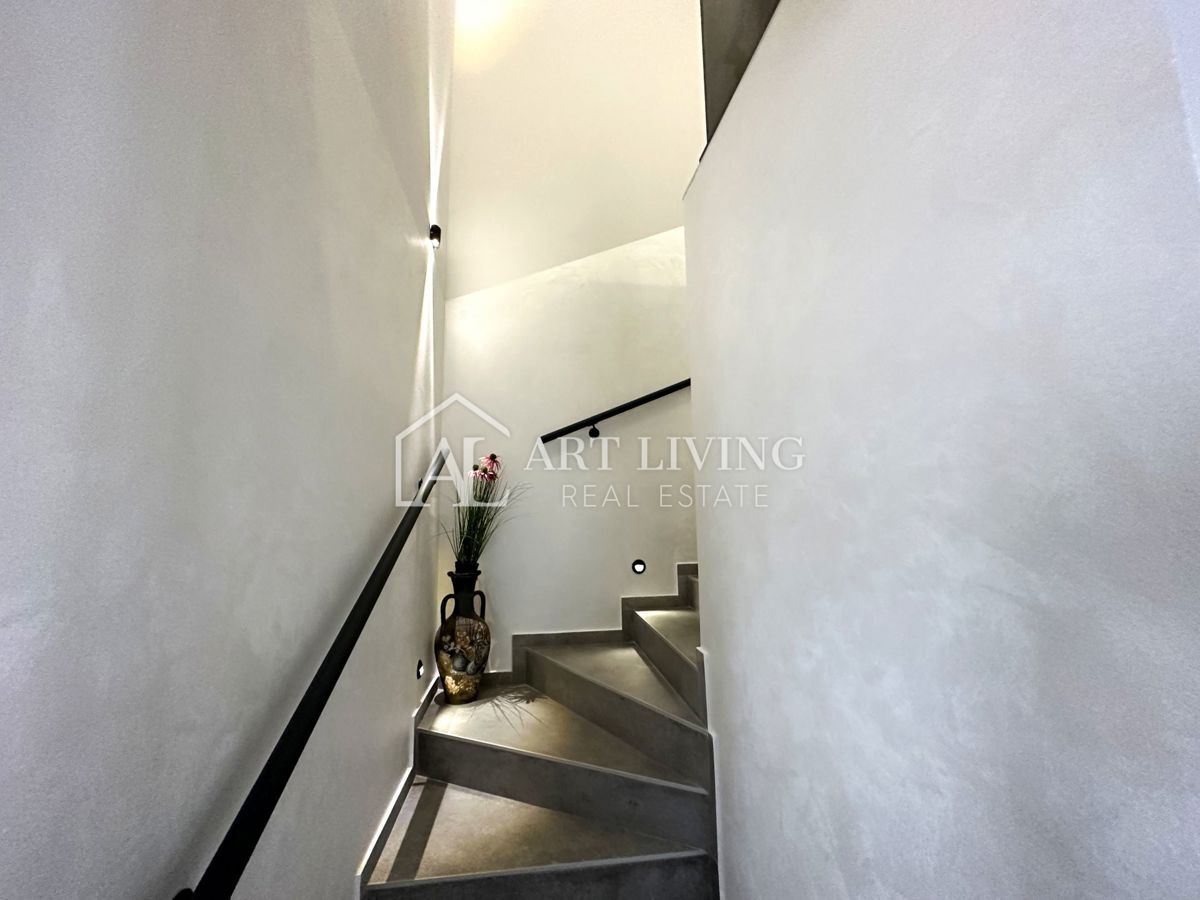 UMAG – MODERNA DVOJČEK HIŠA Z BAZENOM, 123 m² + 104 m² OKUŠNICE