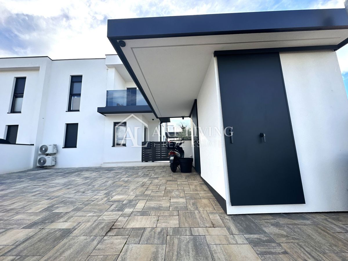 UMAG – MODERNA DVOJČEK HIŠA Z BAZENOM, 123 m² + 104 m² OKUŠNICE