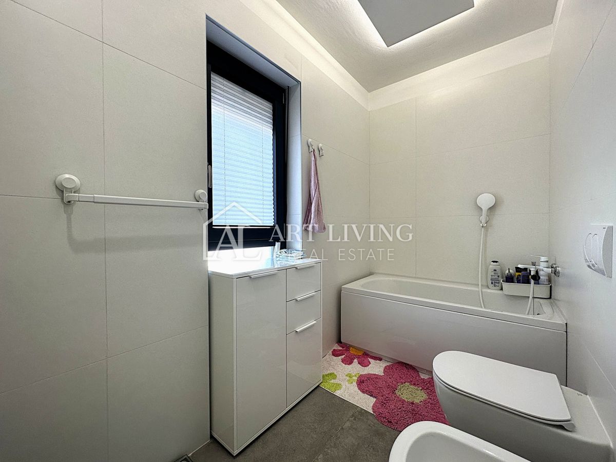 UMAG – MODERNA DVOJČEK HIŠA Z BAZENOM, 123 m² + 104 m² OKUŠNICE