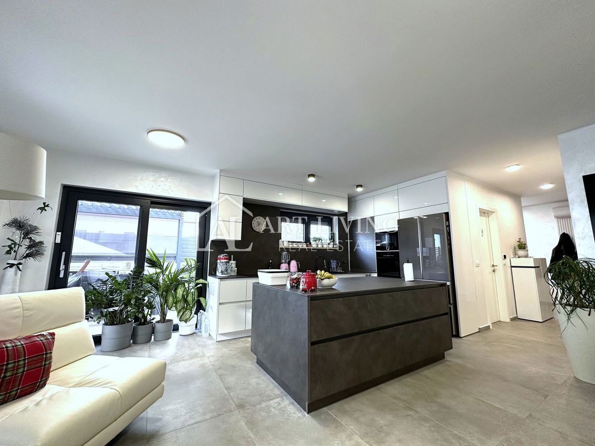 UMAG – MODERNA DVOJČEK HIŠA Z BAZENOM, 123 m² + 104 m² OKUŠNICE