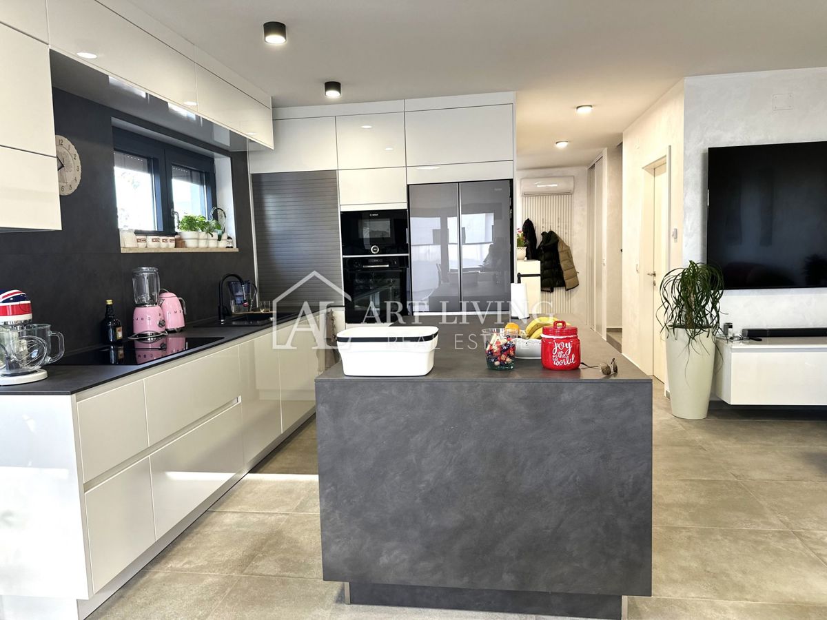 UMAG – MODERNA DVOJČEK HIŠA Z BAZENOM, 123 m² + 104 m² OKUŠNICE