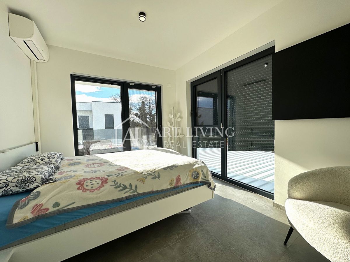 UMAG – MODERNA DVOJČEK HIŠA Z BAZENOM, 123 m² + 104 m² OKUŠNICE