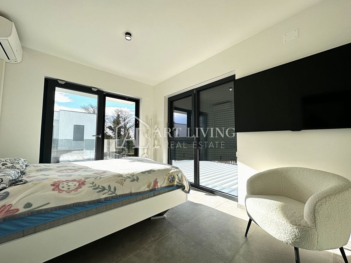 UMAG – MODERNA DVOJČEK HIŠA Z BAZENOM, 123 m² + 104 m² OKUŠNICE