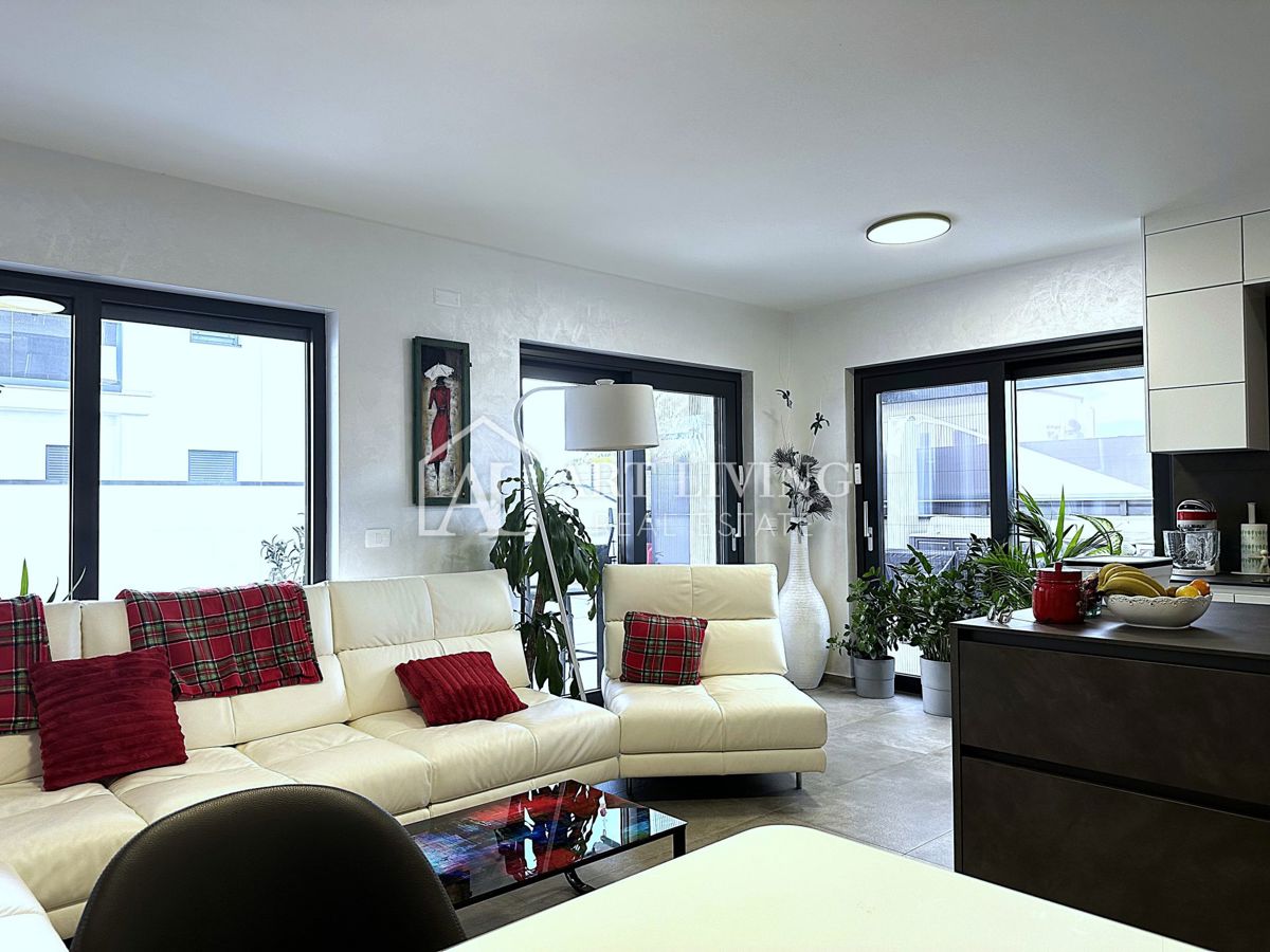 UMAG – MODERNA DVOJČEK HIŠA Z BAZENOM, 123 m² + 104 m² OKUŠNICE