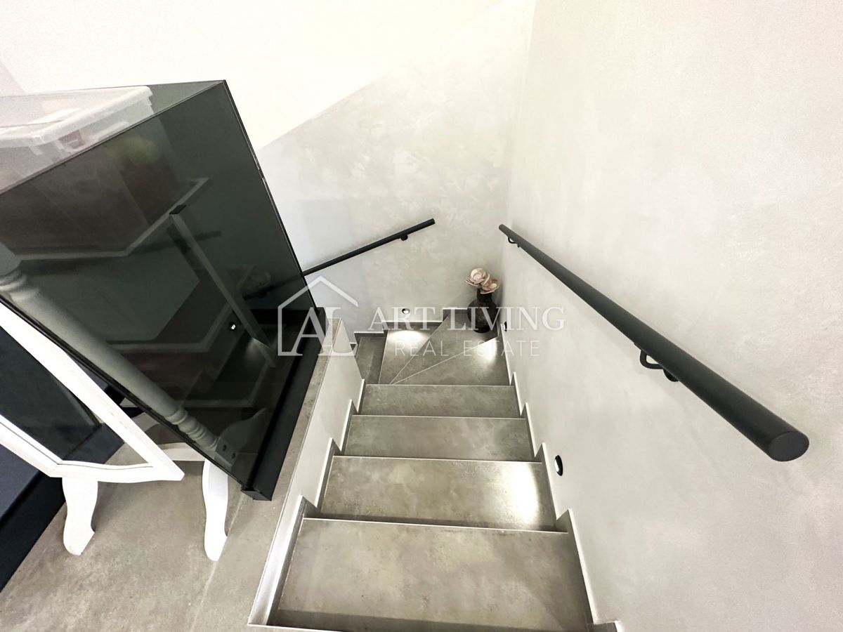 UMAG – MODERNA DVOJČEK HIŠA Z BAZENOM, 123 m² + 104 m² OKUŠNICE