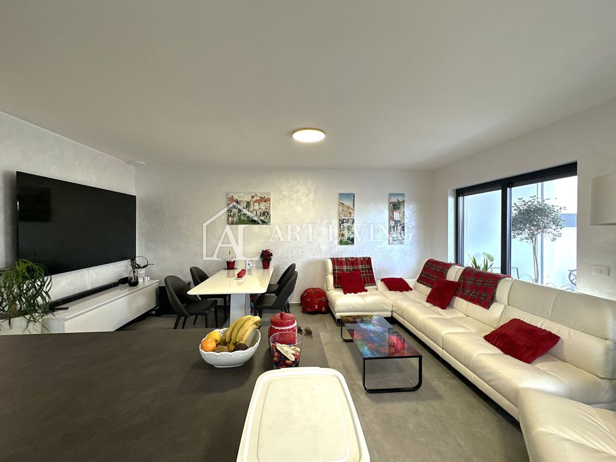 UMAG – MODERNA DVOJČEK HIŠA Z BAZENOM, 123 m² + 104 m² OKUŠNICE