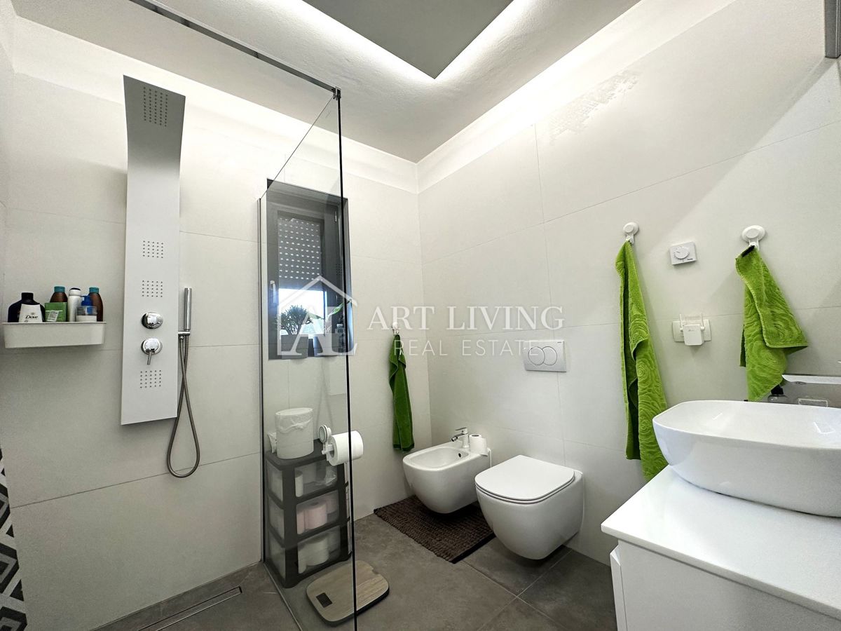 UMAG – MODERNA DVOJČEK HIŠA Z BAZENOM, 123 m² + 104 m² OKUŠNICE