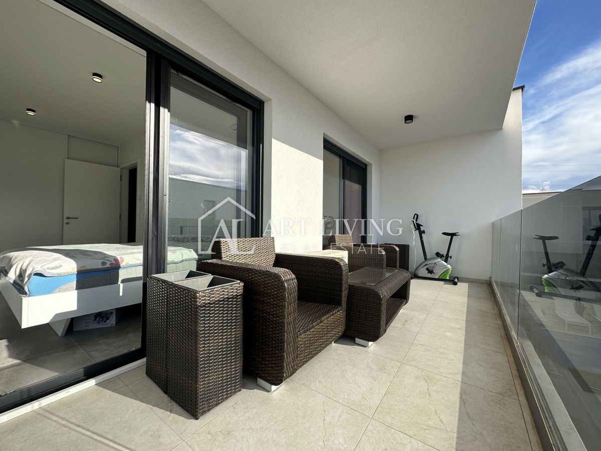 UMAG – MODERNA DVOJČEK HIŠA Z BAZENOM, 123 m² + 104 m² OKUŠNICE