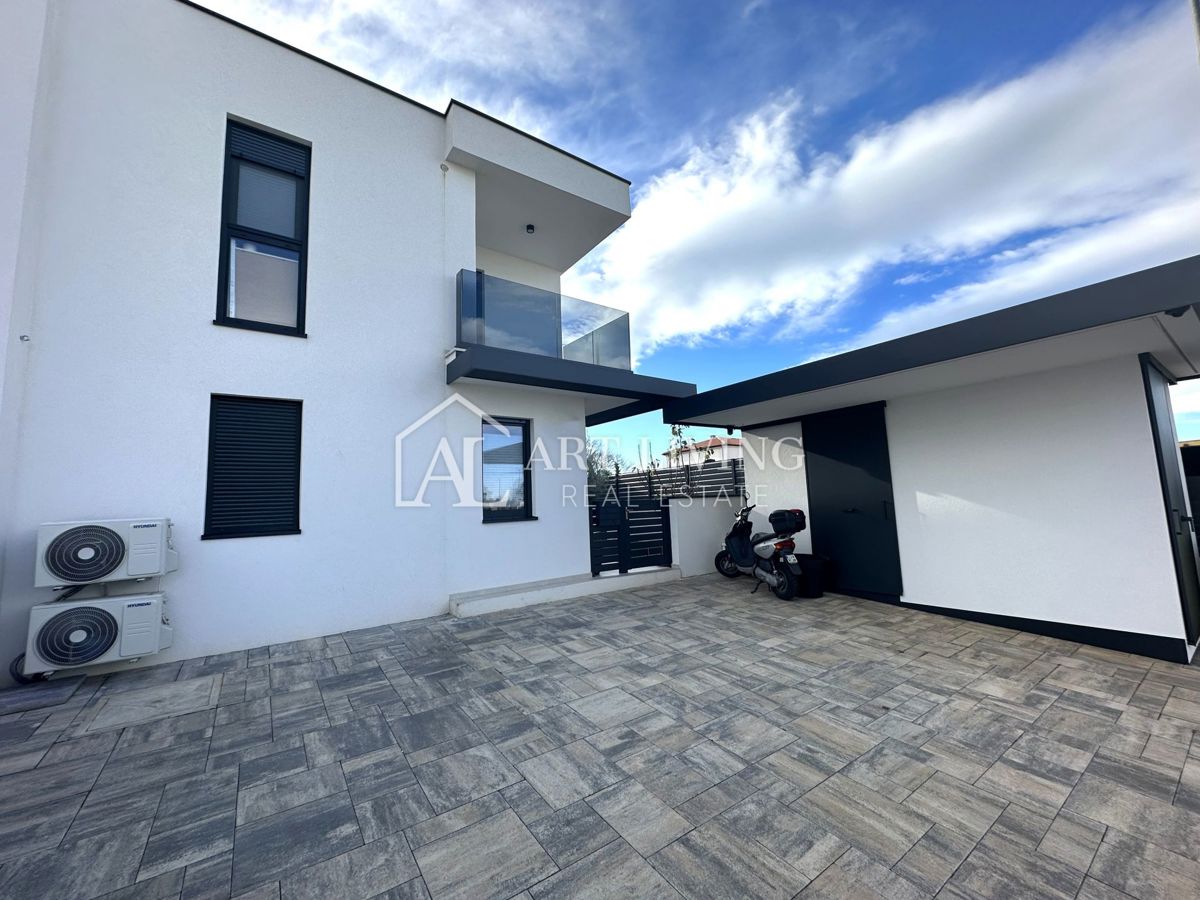 UMAG – MODERNA DVOJČEK HIŠA Z BAZENOM, 123 m² + 104 m² OKUŠNICE