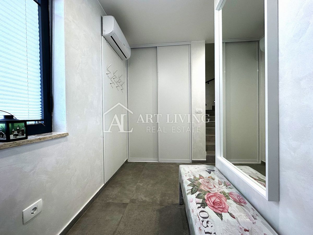 UMAG – MODERNA DVOJČEK HIŠA Z BAZENOM, 123 m² + 104 m² OKUŠNICE