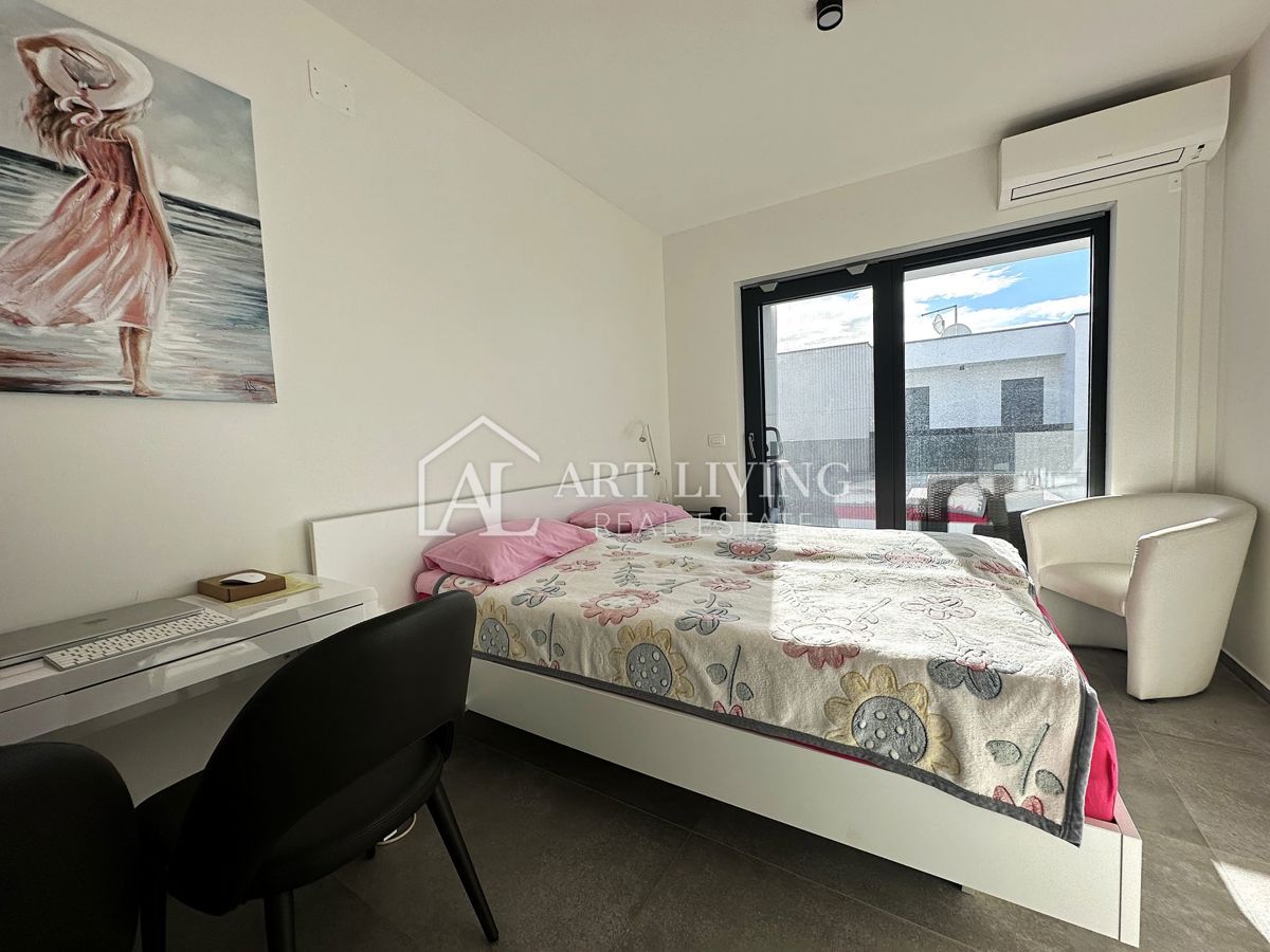 UMAG – MODERNA DVOJČEK HIŠA Z BAZENOM, 123 m² + 104 m² OKUŠNICE