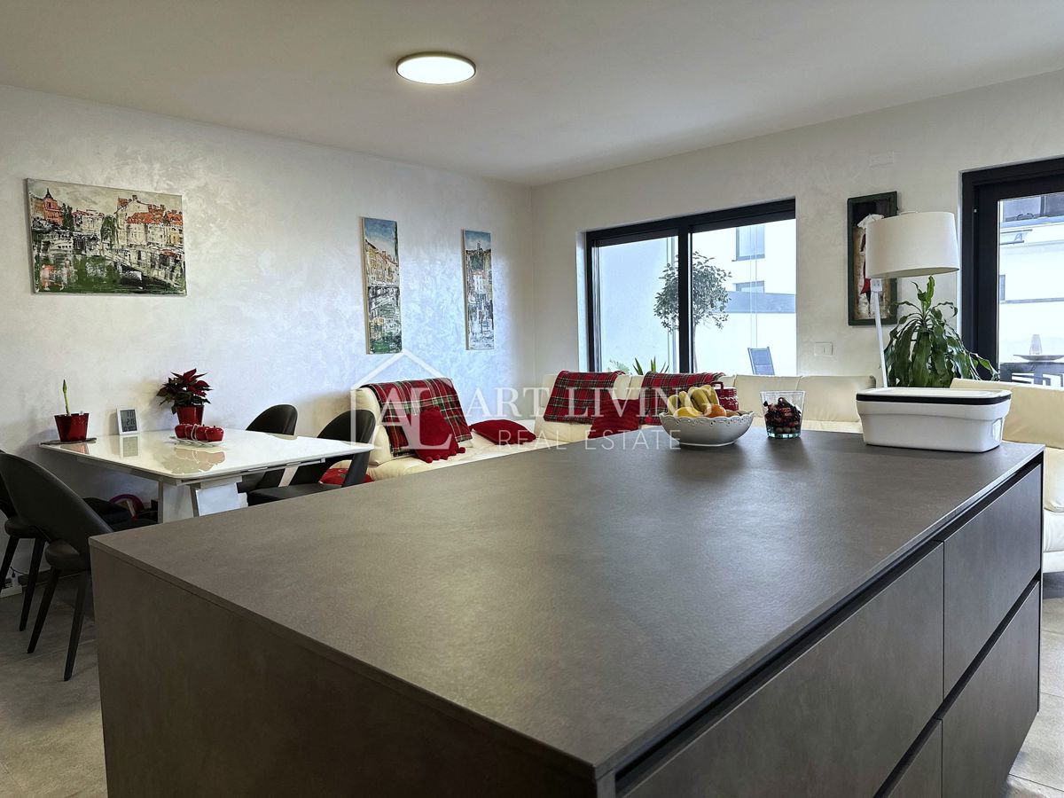 UMAG – MODERNA DVOJČEK HIŠA Z BAZENOM, 123 m² + 104 m² OKUŠNICE