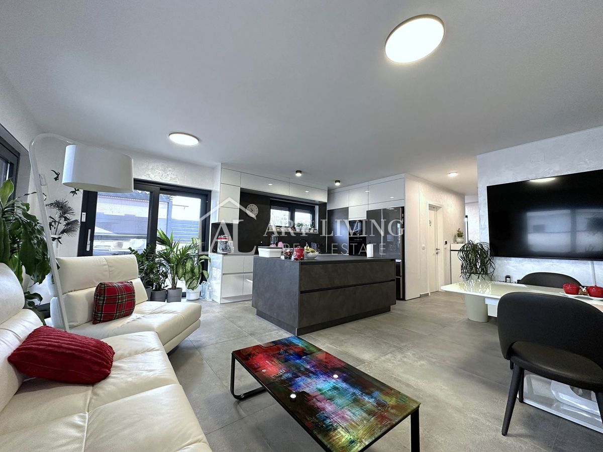 UMAG – MODERNA DVOJČEK HIŠA Z BAZENOM, 123 m² + 104 m² OKUŠNICE