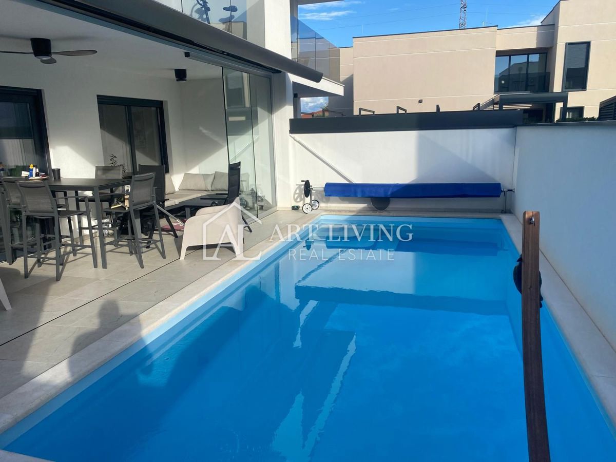UMAG – MODERNA DVOJČEK HIŠA Z BAZENOM, 123 m² + 104 m² OKUŠNICE