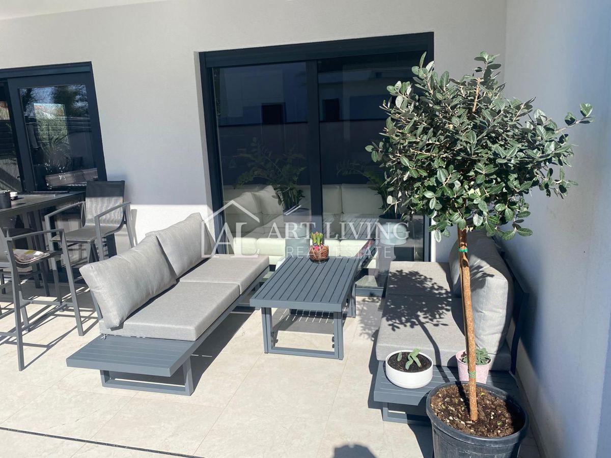 UMAG – MODERNA DVOJČEK HIŠA Z BAZENOM, 123 m² + 104 m² OKUŠNICE