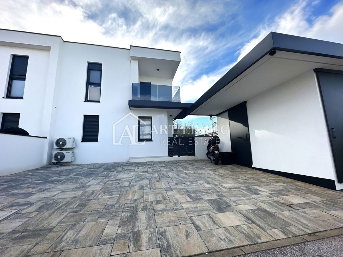 UMAG – MODERNA DVOJČEK HIŠA Z BAZENOM, 123 m² + 104 m² OKUŠNICE