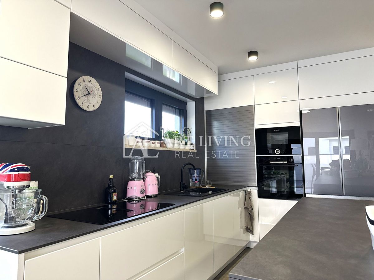 UMAG – MODERNA DVOJČEK HIŠA Z BAZENOM, 123 m² + 104 m² OKUŠNICE