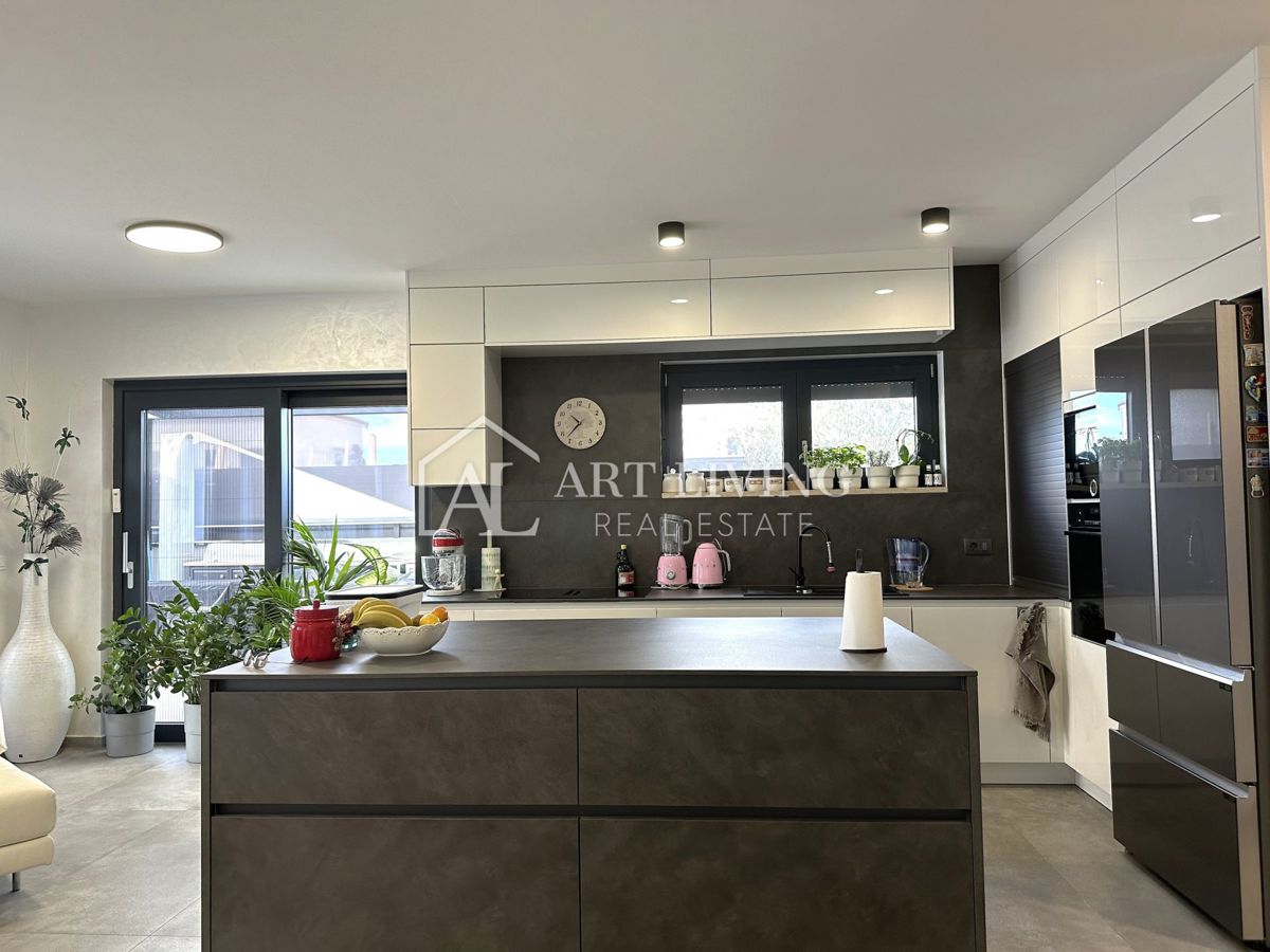 UMAG – MODERNA DVOJČEK HIŠA Z BAZENOM, 123 m² + 104 m² OKUŠNICE