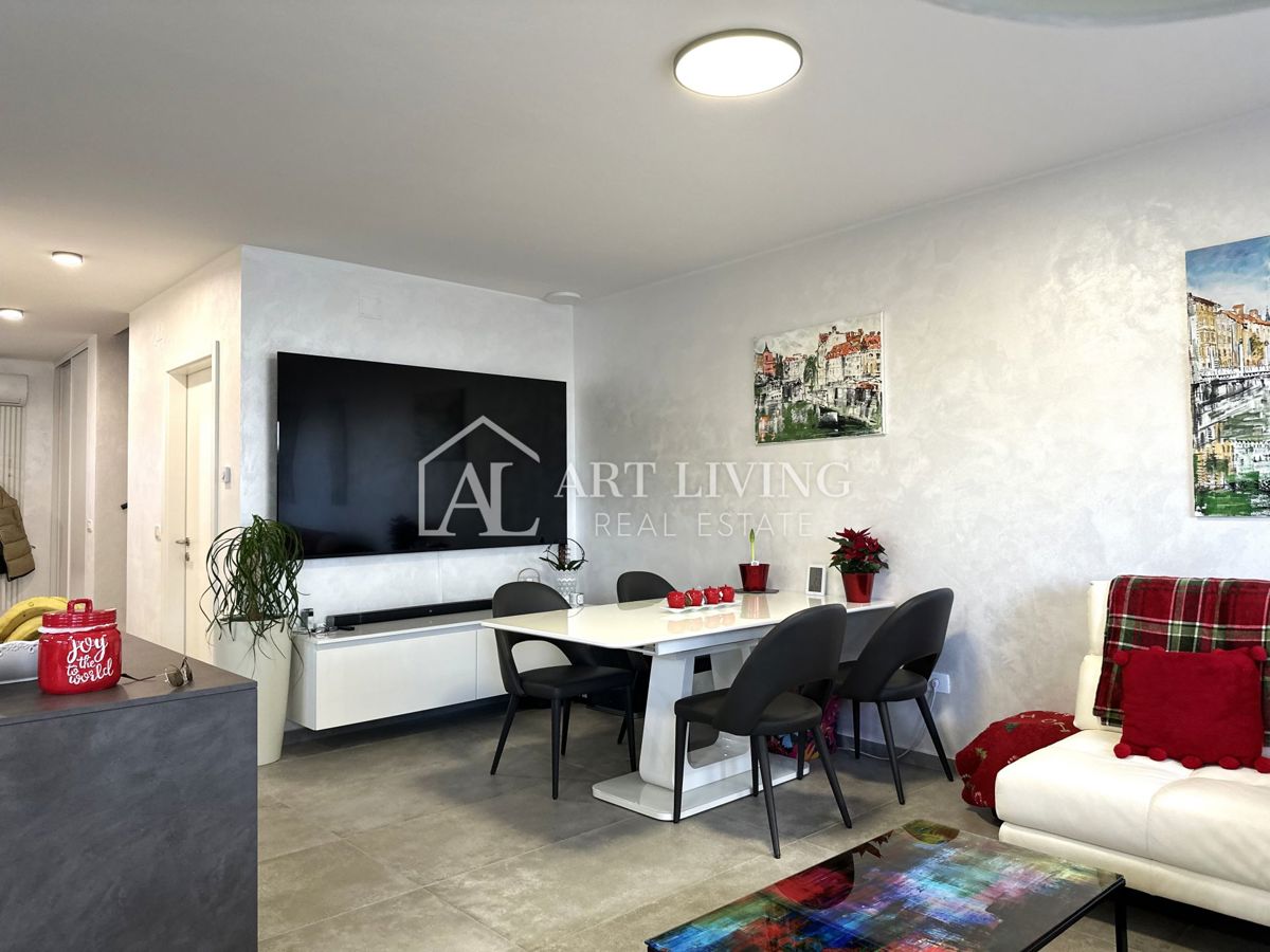 UMAG – MODERNA DVOJČEK HIŠA Z BAZENOM, 123 m² + 104 m² OKUŠNICE