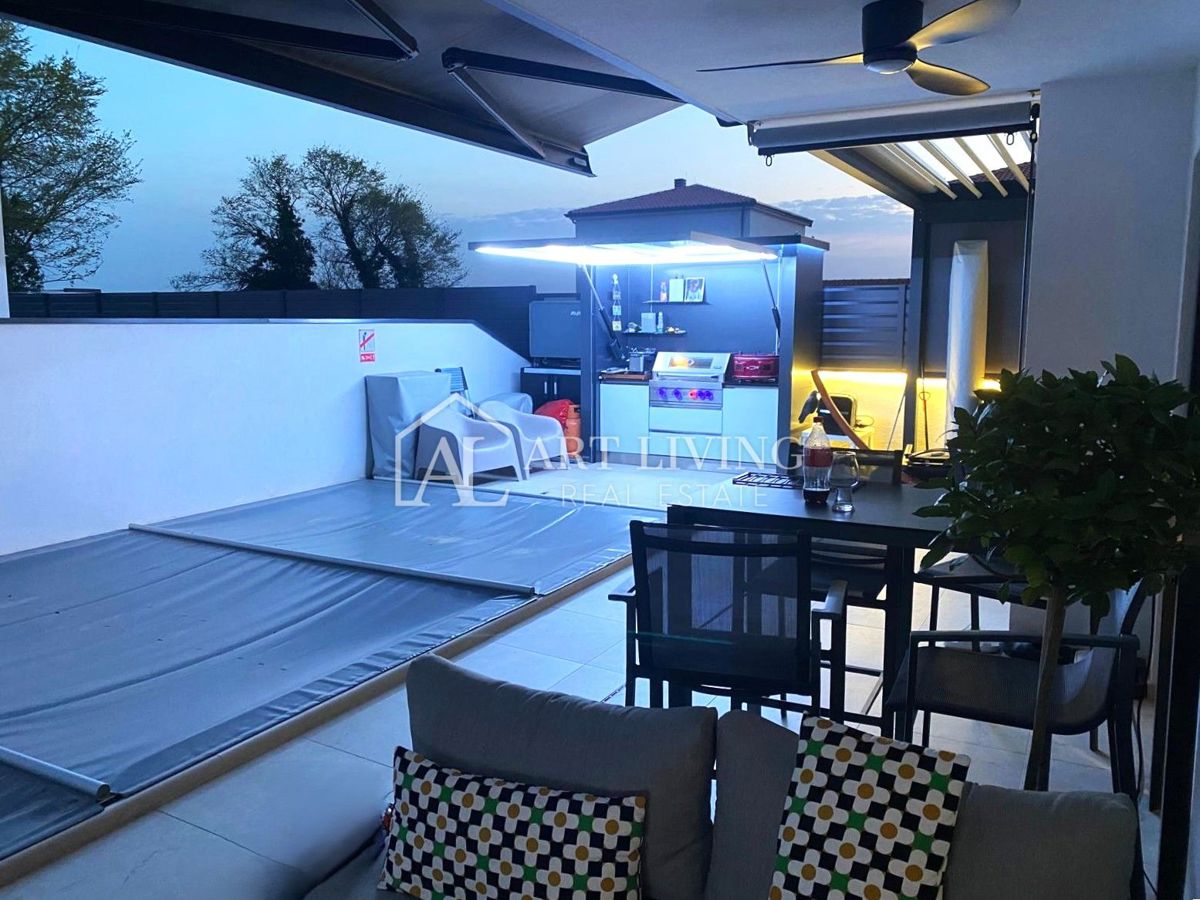 UMAG – MODERNA DVOJČEK HIŠA Z BAZENOM, 123 m² + 104 m² OKUŠNICE