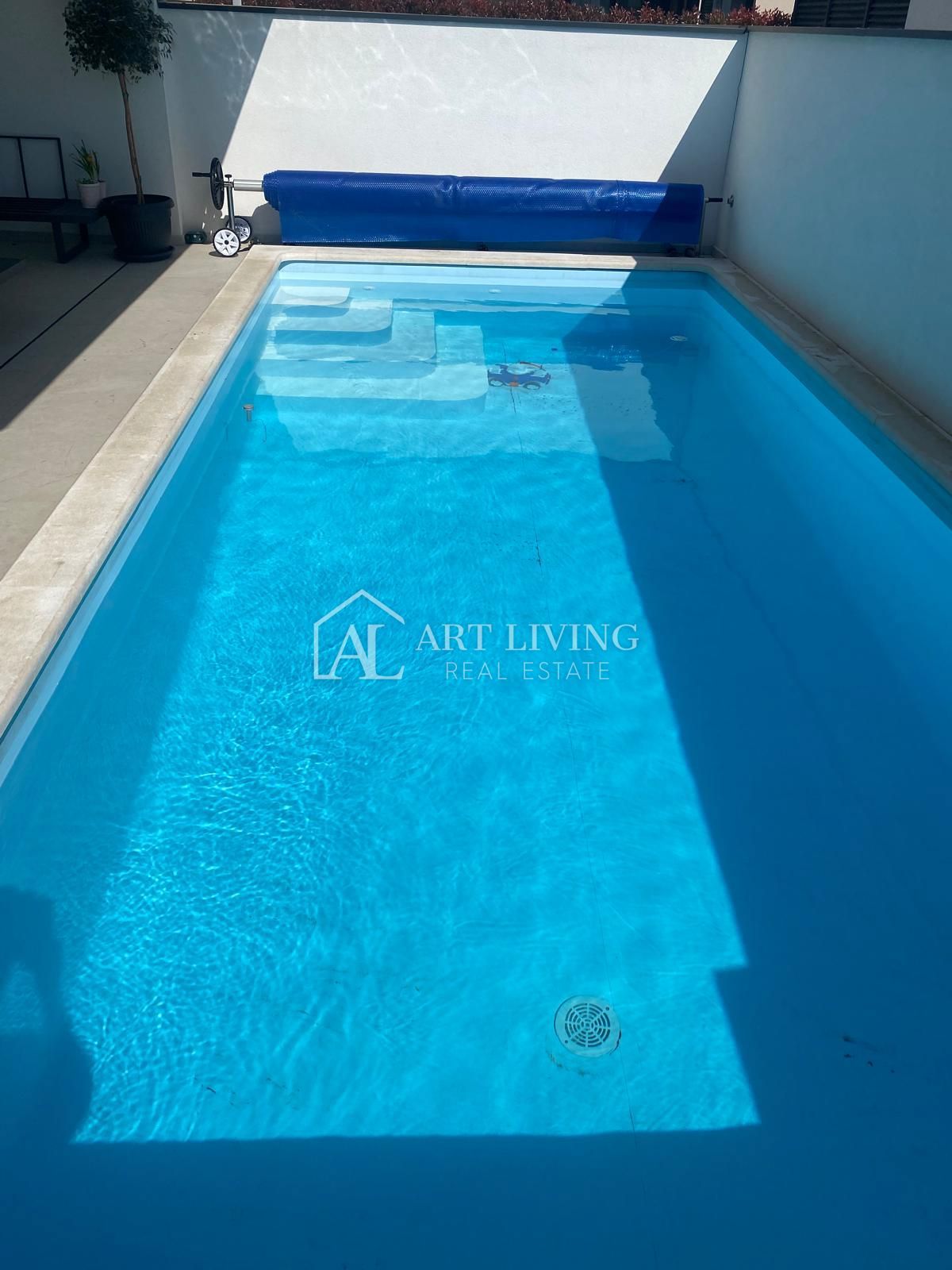 UMAG – MODERNA DVOJČEK HIŠA Z BAZENOM, 123 m² + 104 m² OKUŠNICE