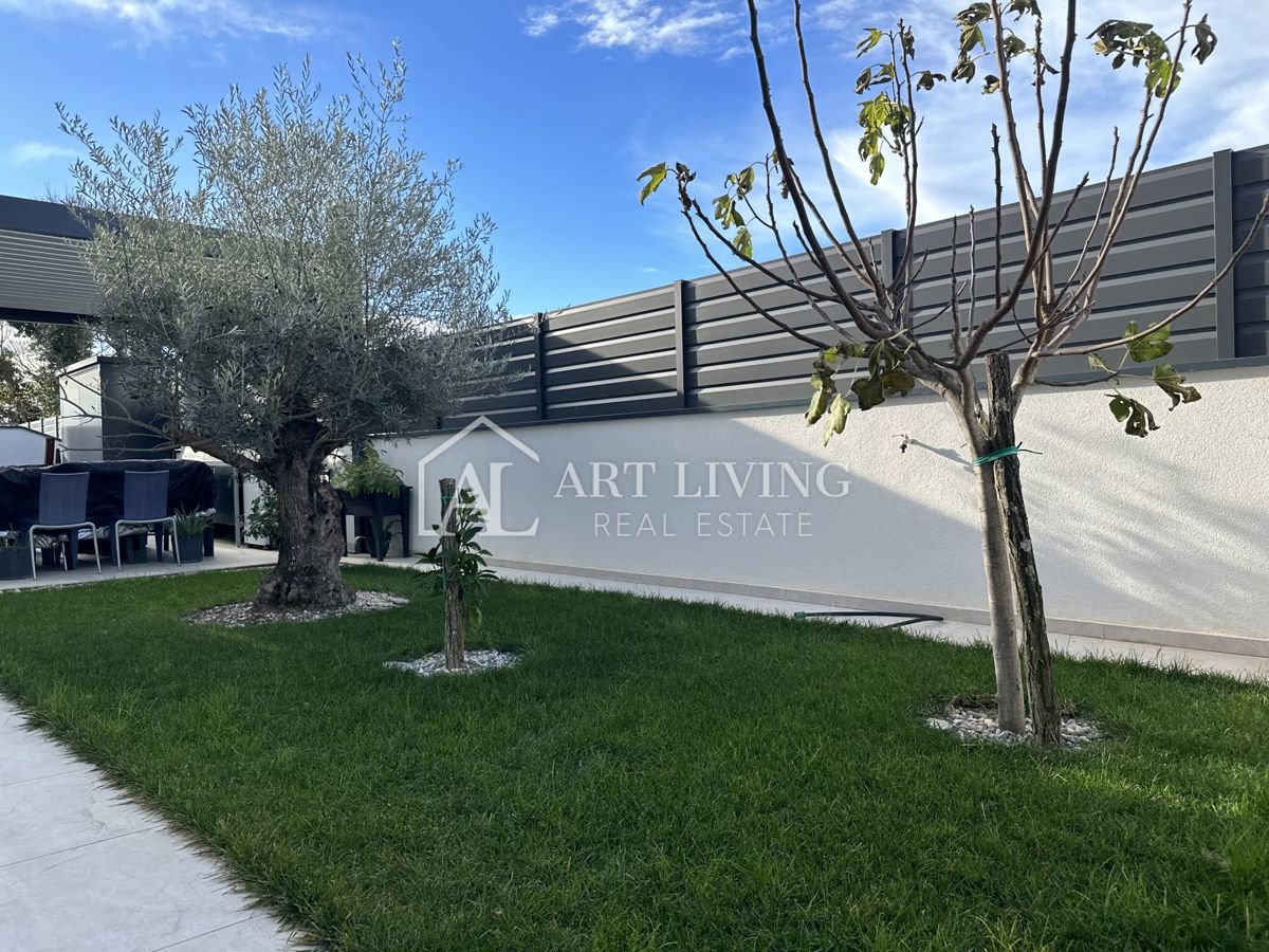 UMAG – MODERNA DVOJČEK HIŠA Z BAZENOM, 123 m² + 104 m² OKUŠNICE