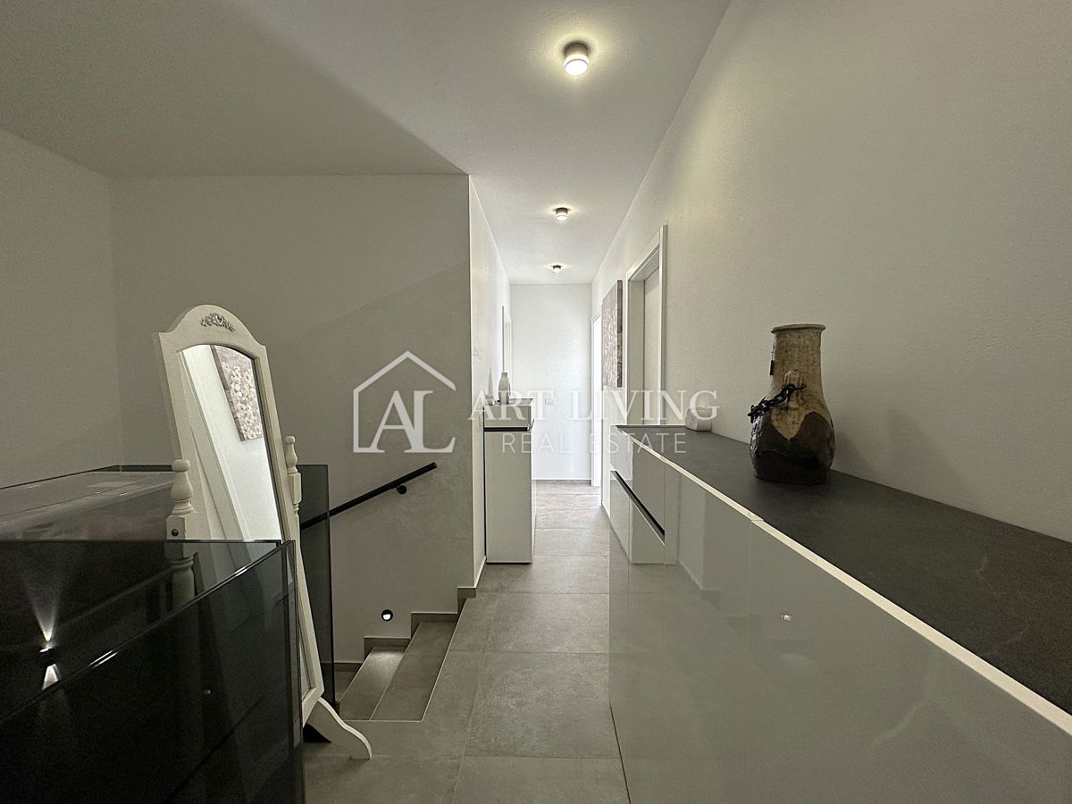 UMAG – MODERNA DVOJČEK HIŠA Z BAZENOM, 123 m² + 104 m² OKUŠNICE