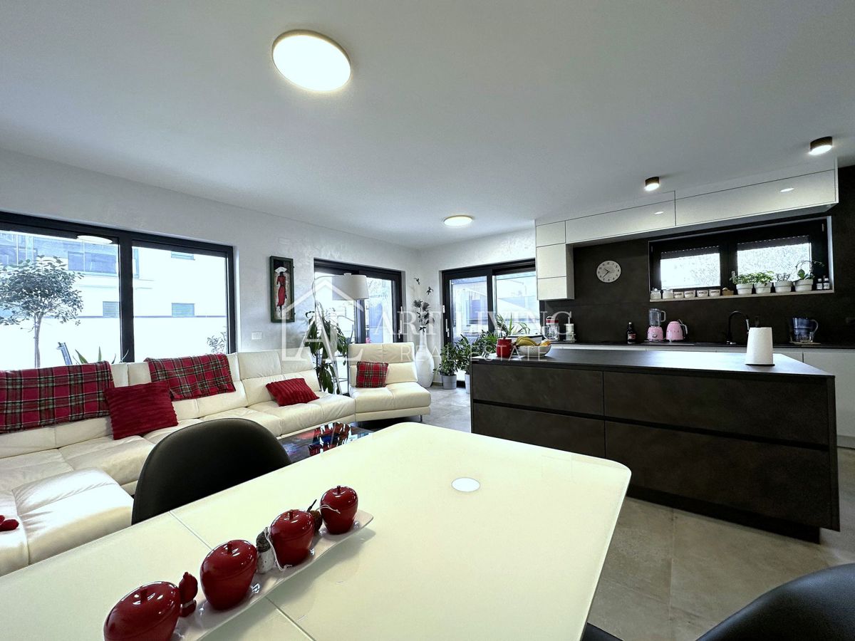 UMAG – MODERNA DVOJČEK HIŠA Z BAZENOM, 123 m² + 104 m² OKUŠNICE