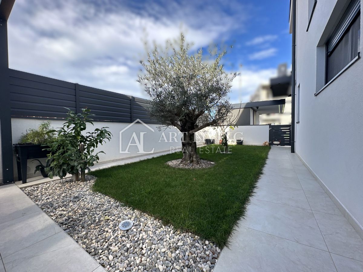 UMAG – MODERNA DVOJČEK HIŠA Z BAZENOM, 123 m² + 104 m² OKUŠNICE