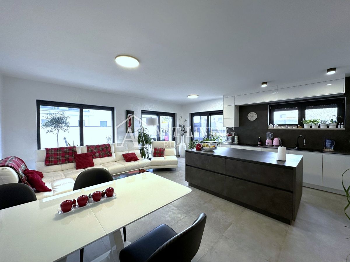 UMAG – MODERNA DVOJČEK HIŠA Z BAZENOM, 123 m² + 104 m² OKUŠNICE