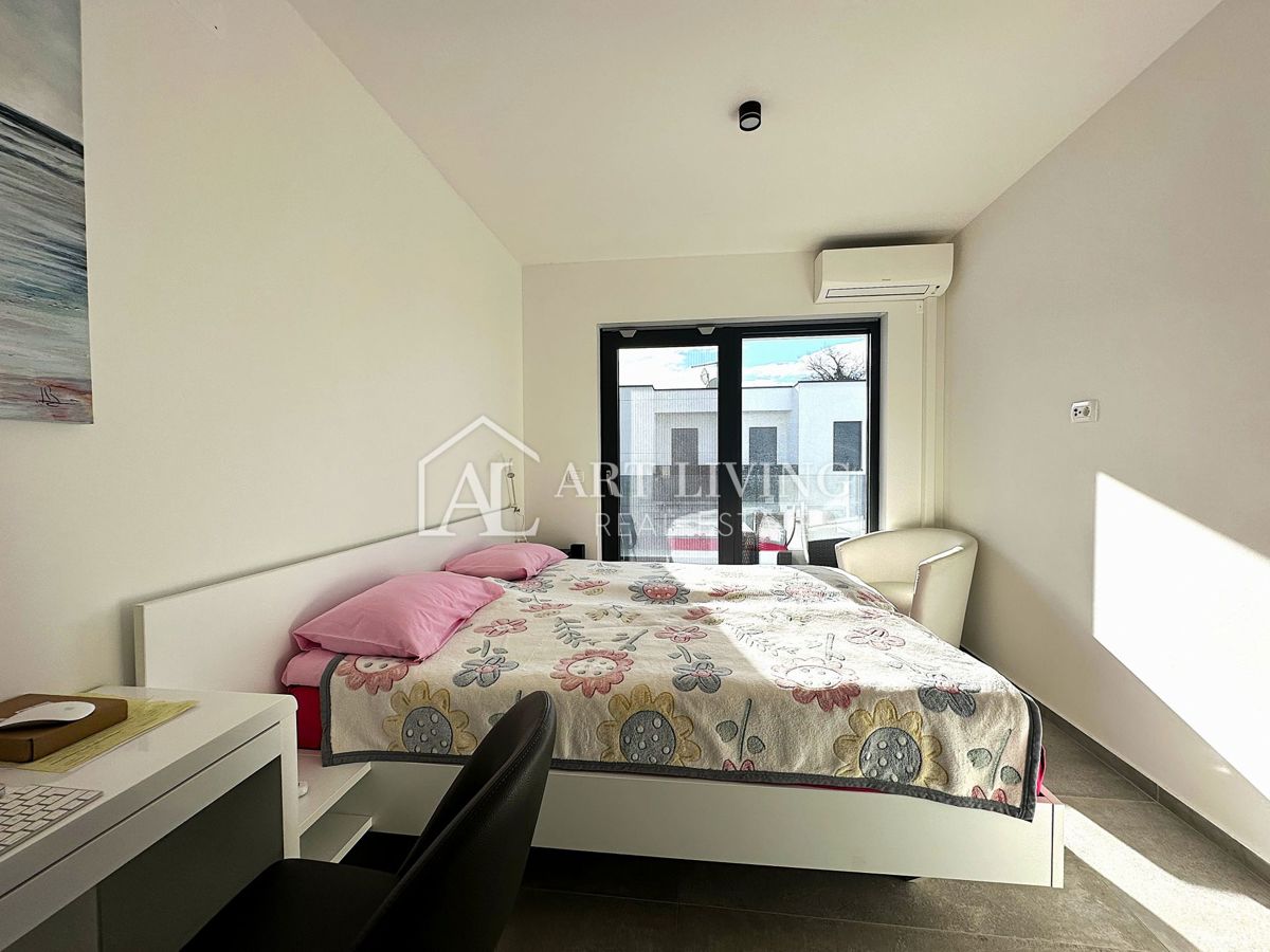 UMAG – MODERNA DVOJČEK HIŠA Z BAZENOM, 123 m² + 104 m² OKUŠNICE